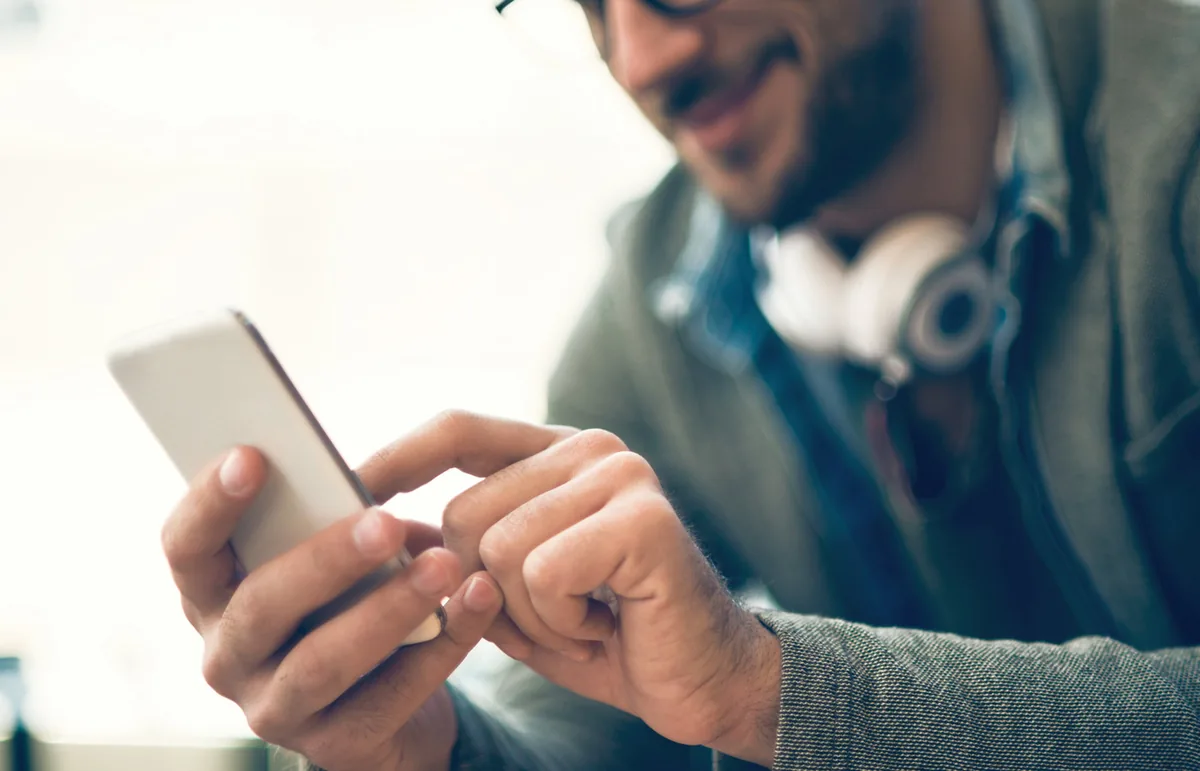 Person nutzt ein Mobiltelefon